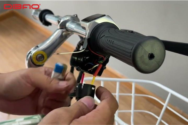 Hướng dẫn cách thay ổ khóa xe đạp điện an toàn